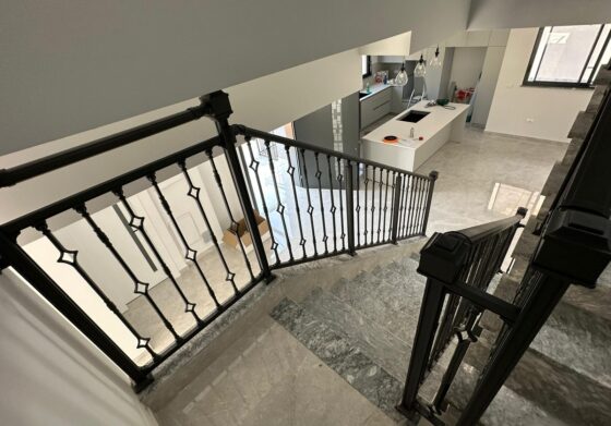 מעקה למדרגות