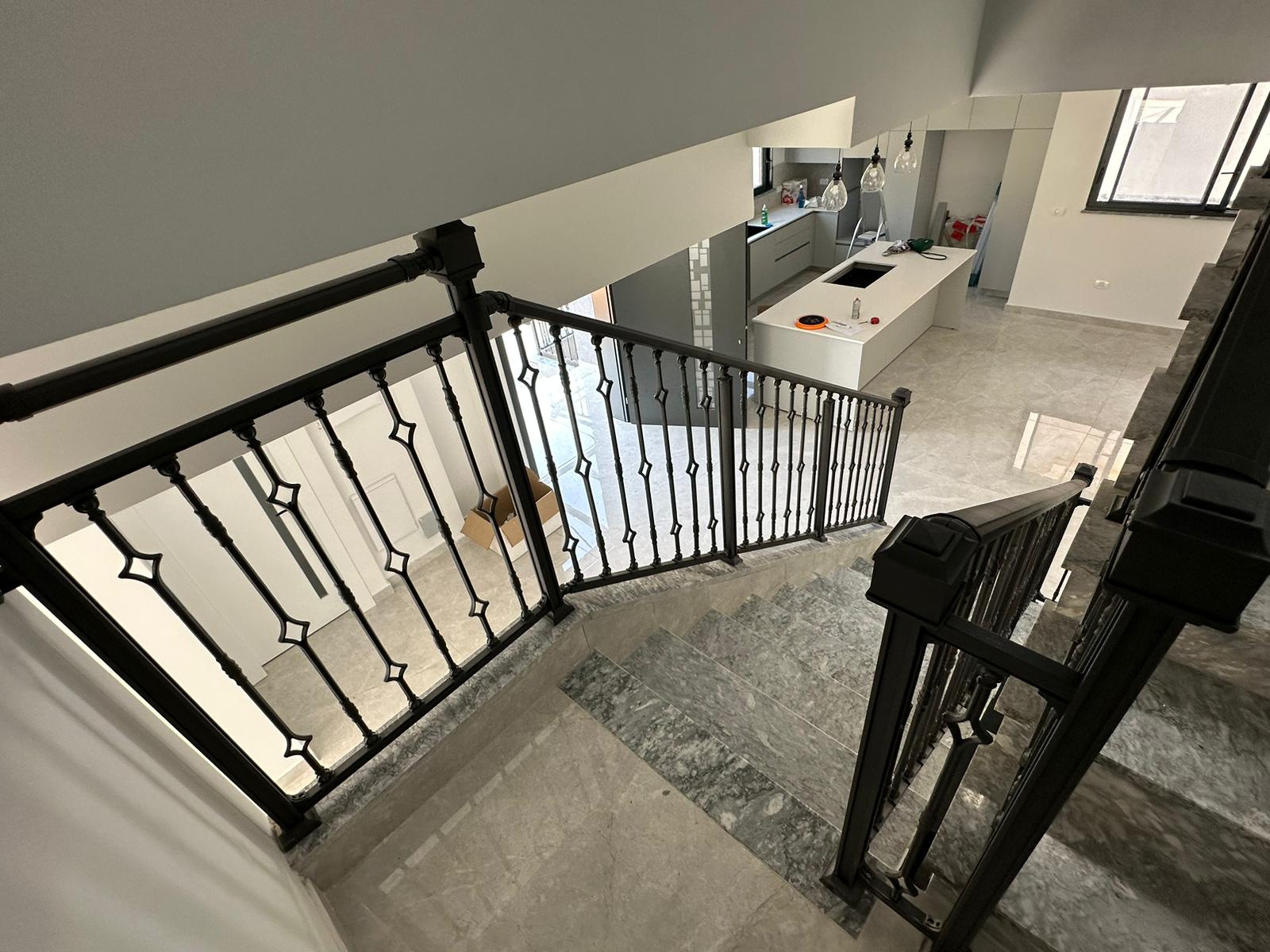 מעקה למדרגות