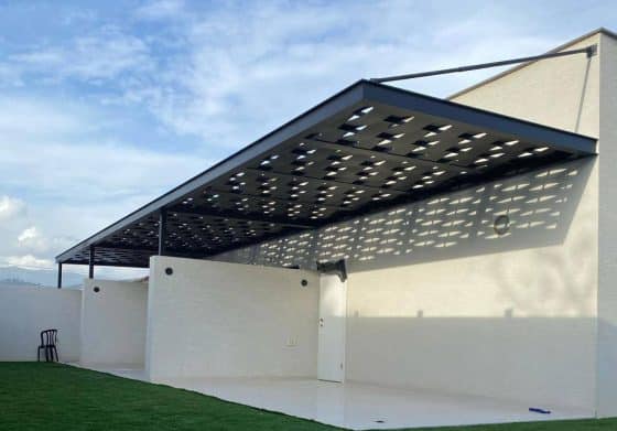 פרגולה שחורה להצללה