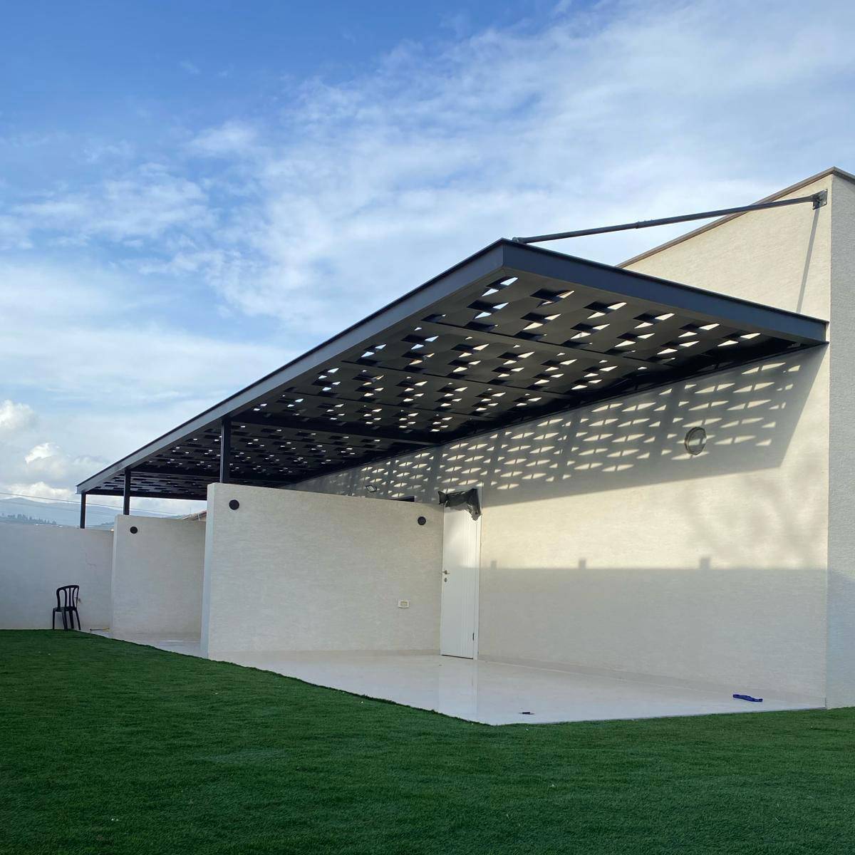 פרגולה שחורה להצללה