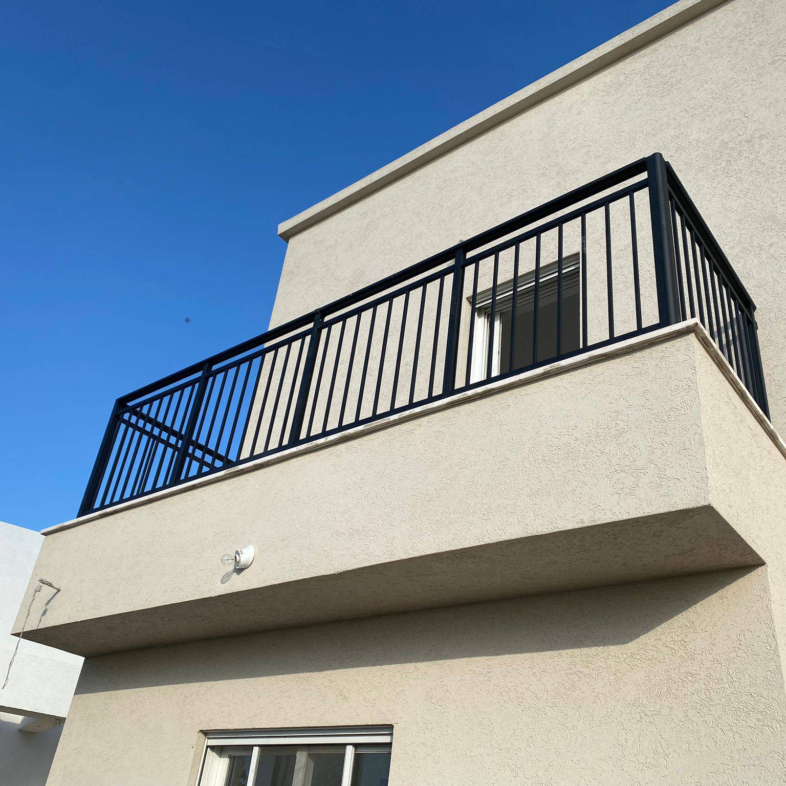 מעקות חוץ צבע שחור