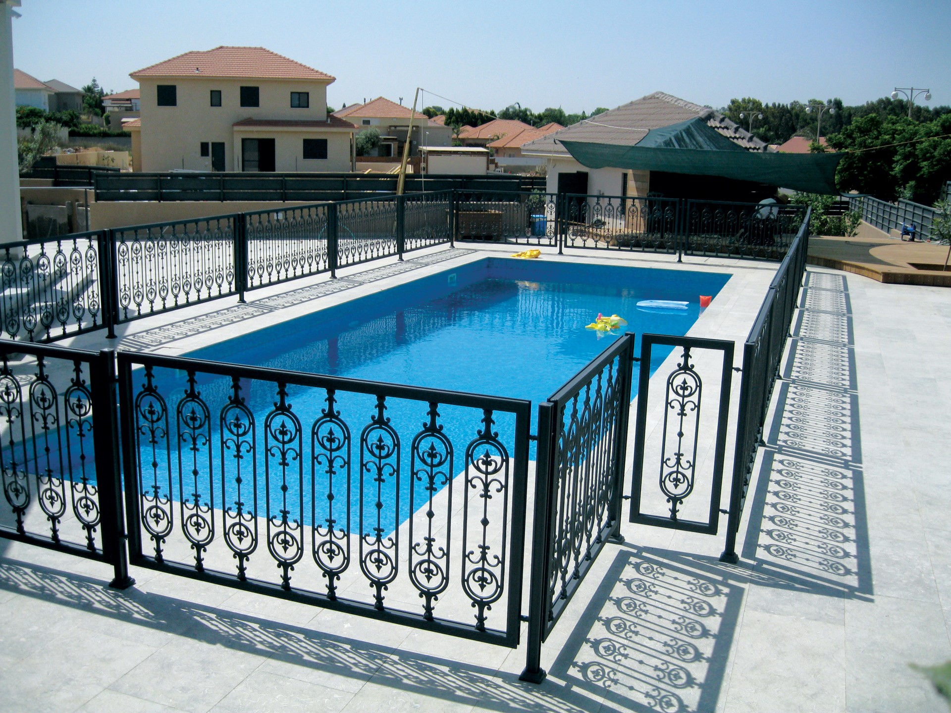 מעקה לבריכה מאלומיניום