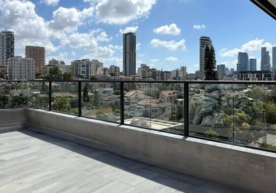 מעקה זכוכית אודי