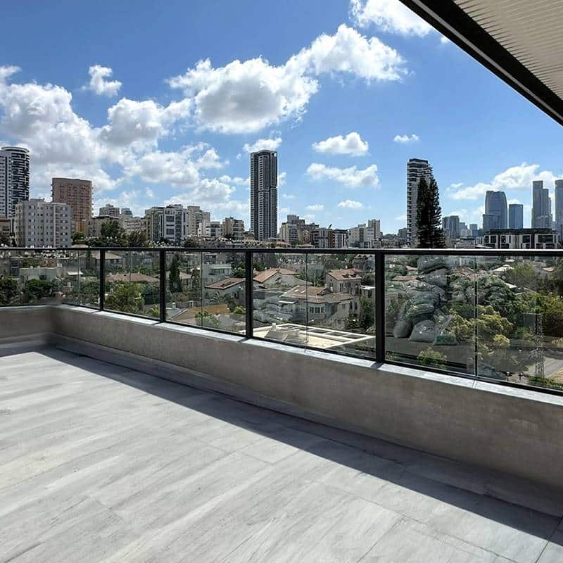 מעקה זכוכית אודי