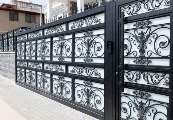 שער כניסה וחניה לבית