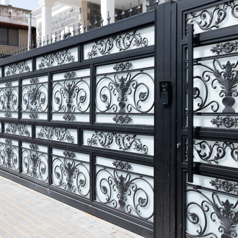 שער כניסה וחניה לבית