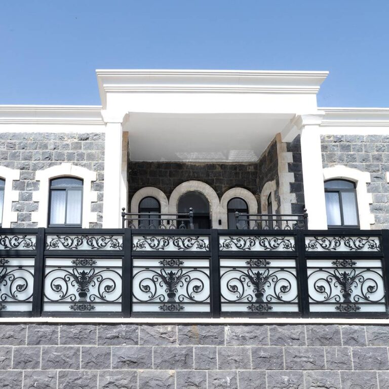 גדר אתני בשילוב זכוכית