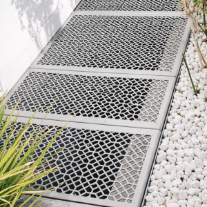 חצרות בחיתוכי לייזר