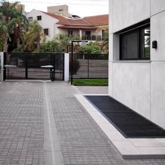 חצר אנגלית למרתף