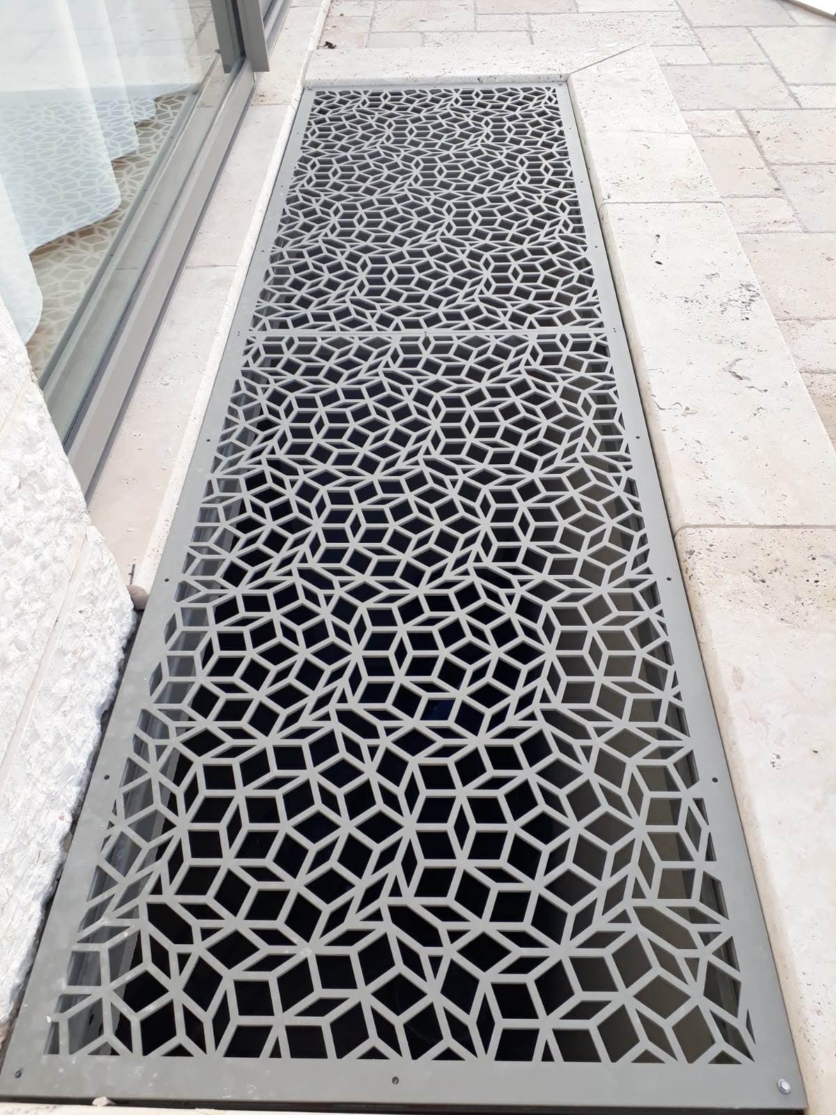 חצרות אנגליות חיתוך לייזר