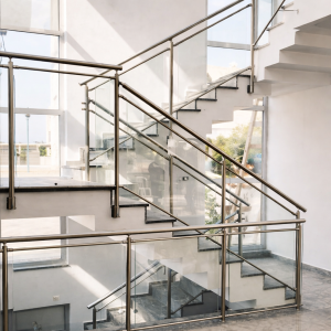 מעקה זכוכית למדרגות