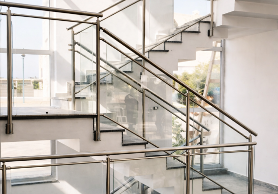 מעקה זכוכית למדרגות