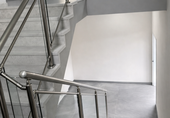 מעקה זכוכית למדרגות