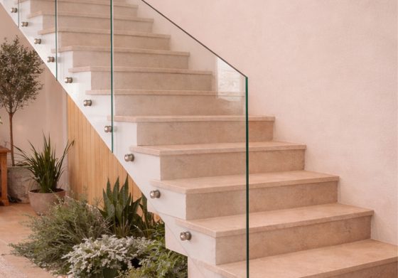 מעקה זכוכית למדרגות