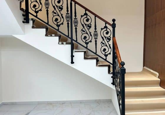 מעקה מאחז עץ