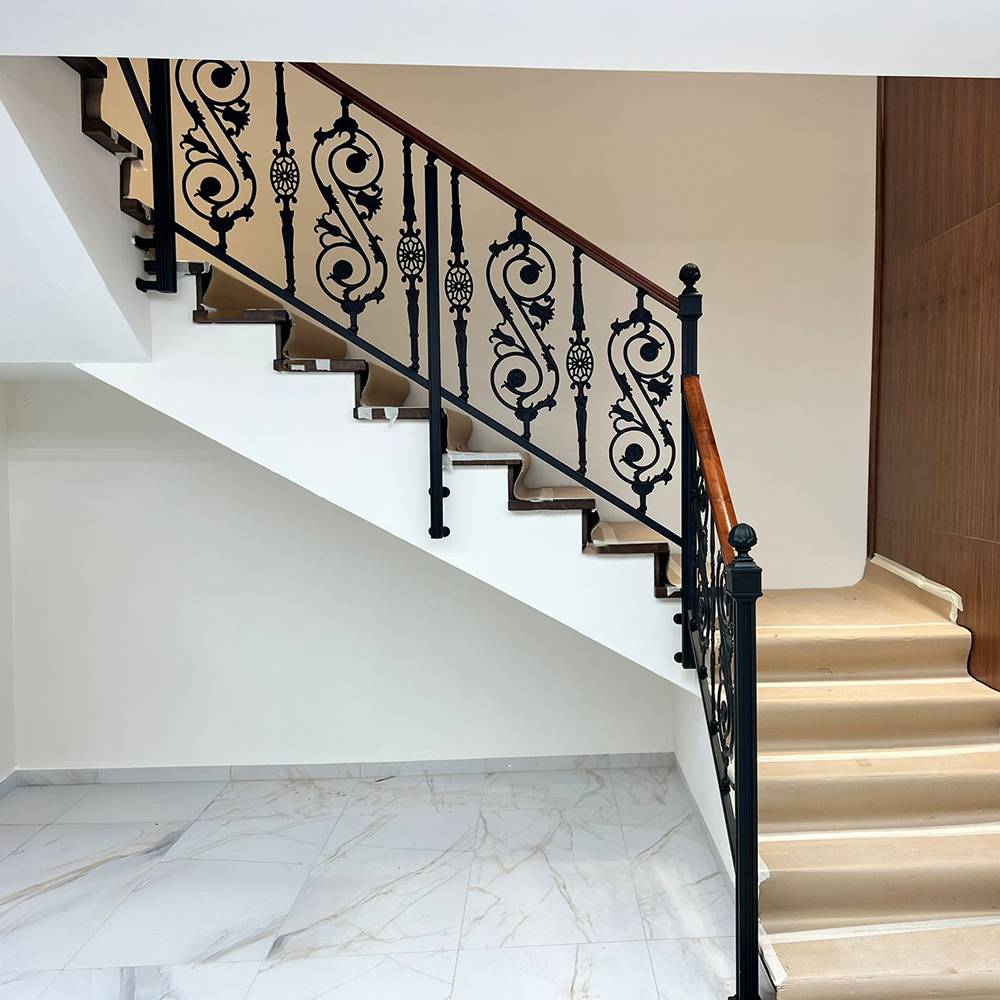 מעקה מאחז עץ