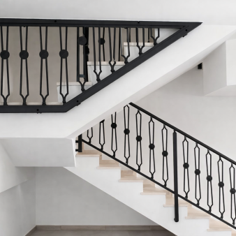 מעקות למדרגות
