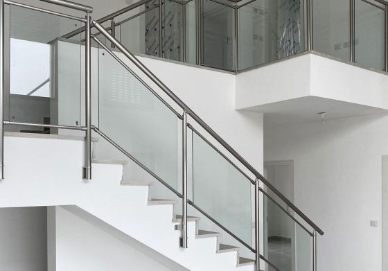 מעקה בין מסילות