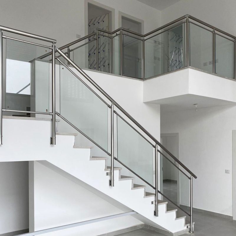 מעקה בין מסילות