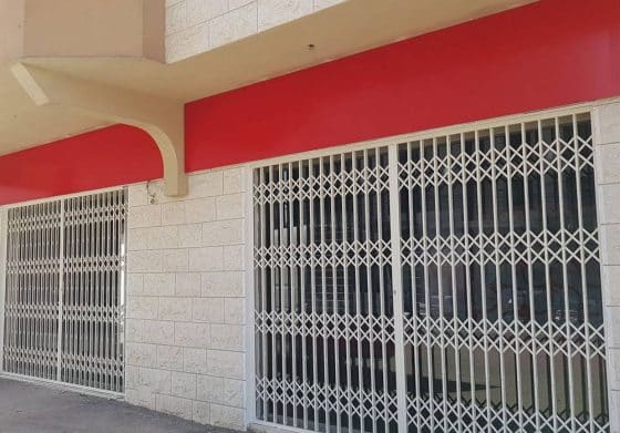 סורג מתקפל לבן לעסקים