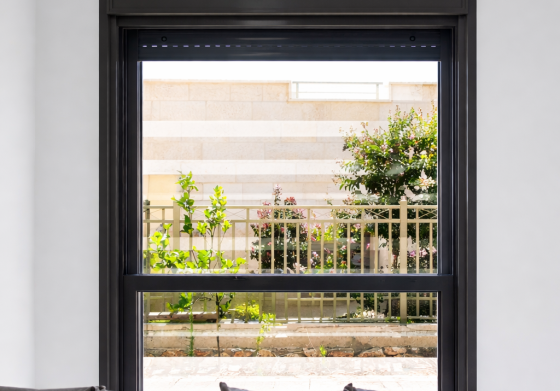 סורג שקוף מבית טרלידור, תקריב על פרופילי הסורג