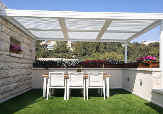 פרגולה דגם הייטק מבית טרלידור, הצללה מעל מרפסת
