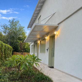 פרגולה לכניסה לבית