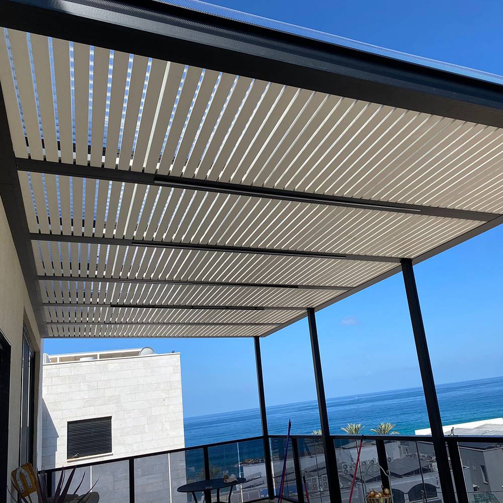 פרגולה לבנה עם מסגרת שחורה