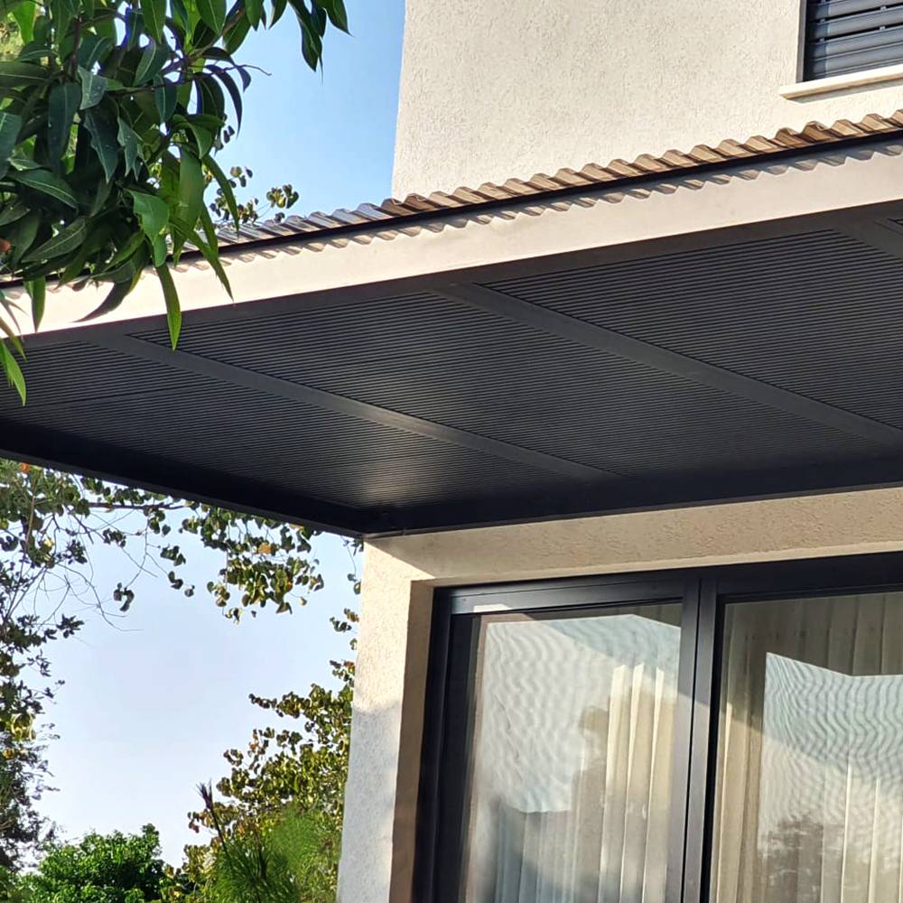 פרגולה שחורה דגם פרופילים