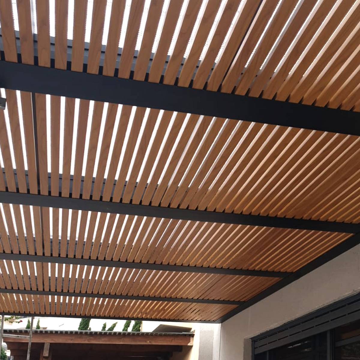 פרגולה פרופילים דמוי עץ