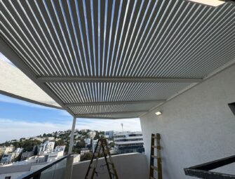 בניית פרגולה במרפסת שמש: המדריך המקצועי לשדרוג חלל המגורים החיצוני