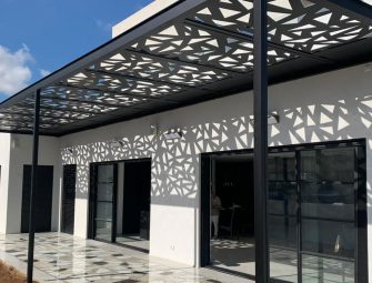 פרגולות אלומיניום מעוצבות: כשהצללה הופכת להצהרת עיצוב