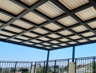 פרגולה בפנטהאוז לעיצוב יוקרתי ובטיחותי בגובה